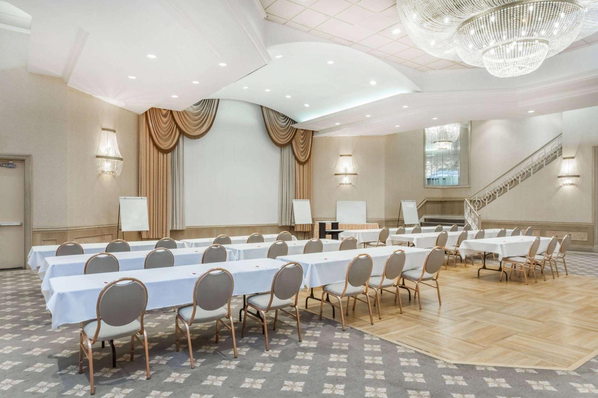 Ramada By Wyndham Hammond Hotel & Conference Center Extérieur photo